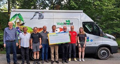 Die Nussbaum Stiftung spendet 5.000 Euro an den WaldMobil Förderverein (v.l.n.r.): Dr. Gerhard Stengel, Vorsitzender SDW-Kreisverband Stuttgart; Marzell Maier, SDW-Kreisverband Stuttgart; Martin Strittmatter, Geschäftsführender Vorstand SDW BW; Jan-Peter Röderer, Geschäftsführender Vorstand SDW BW; Peter Jahn, Nussbaum Stiftung; Hermann Eberhardt, 2. Stellvertretender Vorsitzender SDW BW; Reinhold Sczuka, 1. Stellvertretender Vorsitzender SDW-BW; Ann-Catrin Sachs, Landesgeschäftsführerin SDW BW.  | © Foto: SDW BW