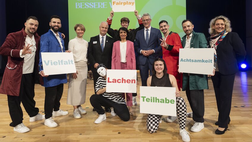 Dr. Alexandra Sußmann (3.v.l.), Klaus Nussbaum (Mitte links), Landtagspräsidentin Muhterem Aras, Gemeindetagspräsident Steffen Jäger (Mitte rechts) und Gabriele Reichhardt (rechts) von der Allianz für Beteiligung, umringt von Tänzern der Own Ris Dance School. | © Foto: Staatsministerium BW