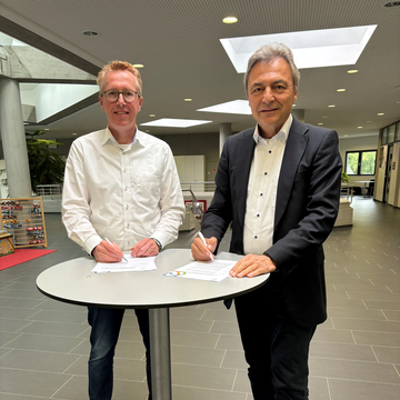 Bürgermeister Hans Michael Burkhardt (li) und Peter Jahn bei der Vertragsunterzeichnung