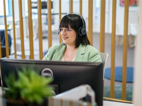 Mitarbeiterin des Kundenservice bei einem Kundentelefonat.