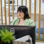 Mitarbeiterin des Kundenservice bei einem Kundentelefonat.