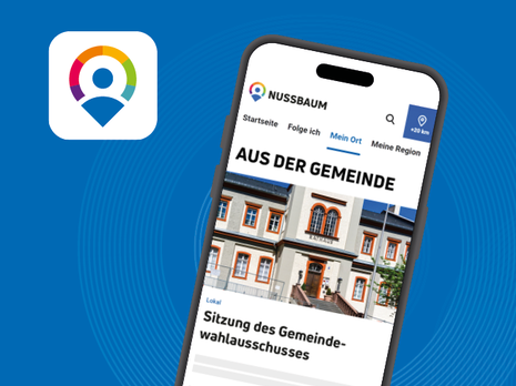 Das Logo von NUSSBAUM.de und ein Smartphone mit einem Ausschnitt der Plattform.