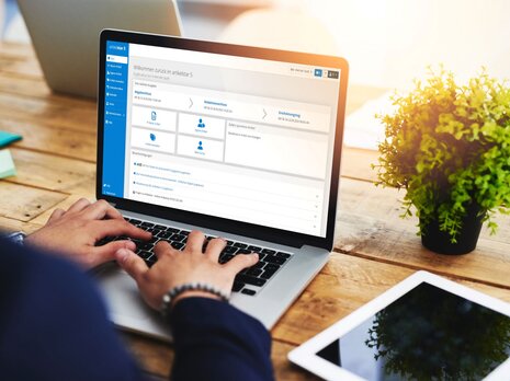 Auf einem Laptop ist das Redaktionssystem artikelstar geöffnet.